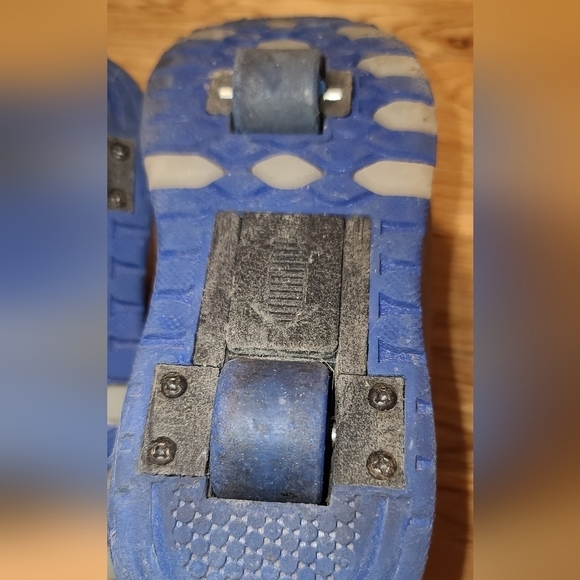LIGHTING up shoes with wheels - Picture 9 of 10